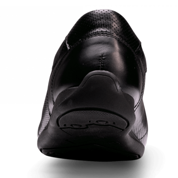 Schwarzer Bequemschuh aus Echtleder von der Seite mit dunkler Sohle und schwarzer Schnürung